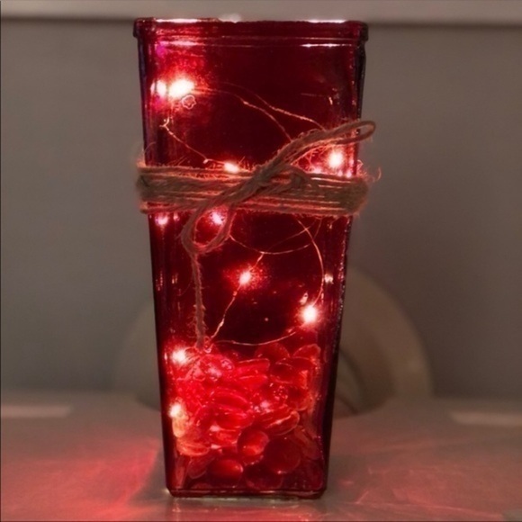 Red vase with lights and twine - Picture 3 of 9